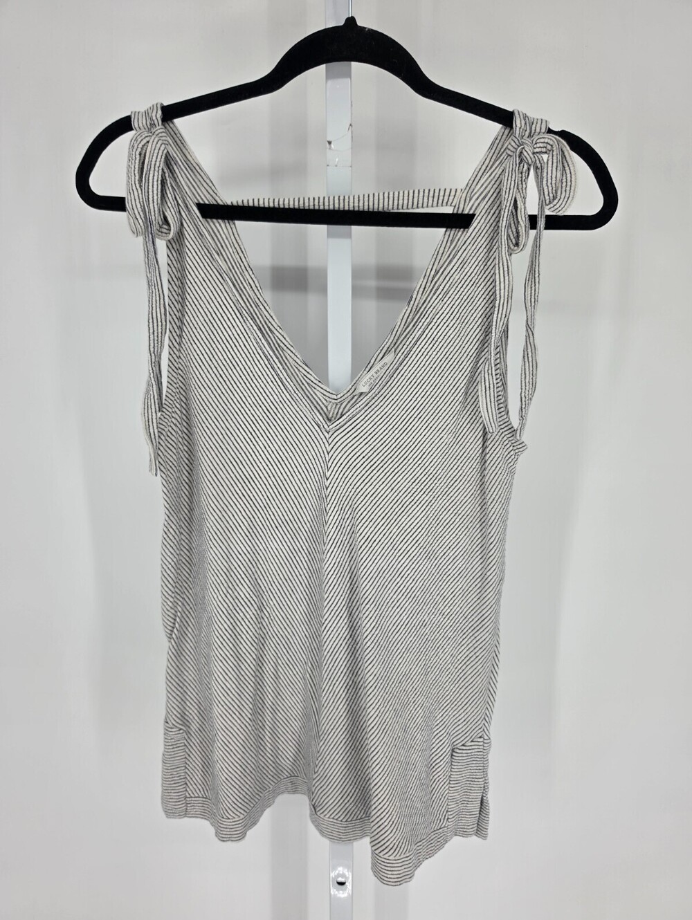 Lucky Brand Womens Sz M Sleeveless V Neck Top Black Gray Striped Tie Sleeve